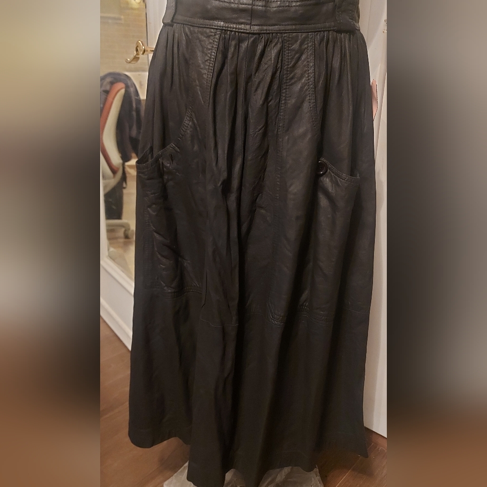 Chic leather Black Midi Skirt - Picture 2 of 12